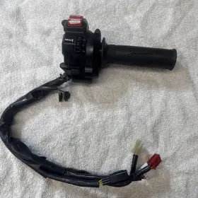 Yamaha B7n-8291r-11-00 Oem Switch Handlebar Right Hand Twist Throttle Mt09 2023
